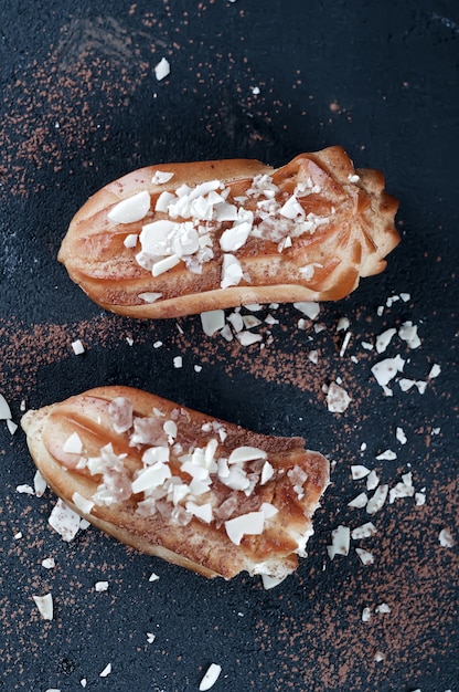 Leckere Eclairs auf dem Tisch