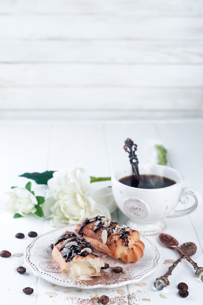 Leckere Eclairs auf dem Tisch