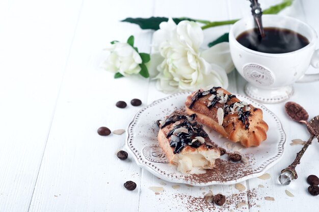 Leckere Eclairs auf dem Tisch