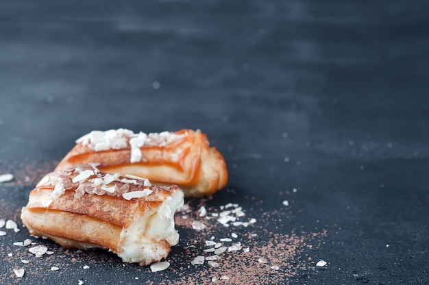 Leckere Eclairs auf dem Tisch