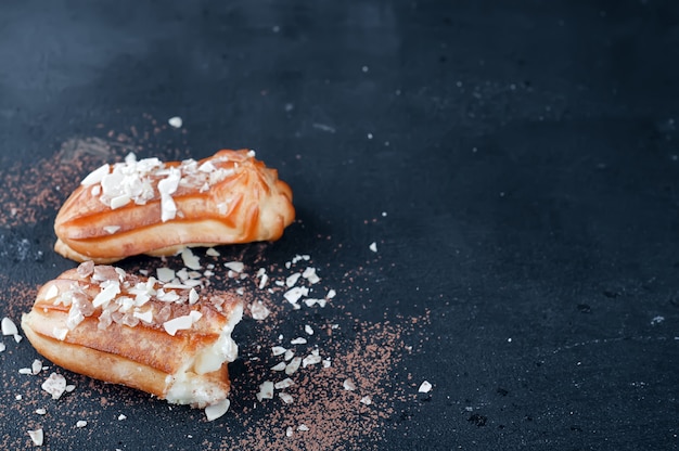 Leckere Eclairs auf dem Tisch