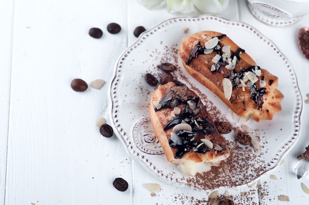 Leckere Eclairs auf dem Tisch