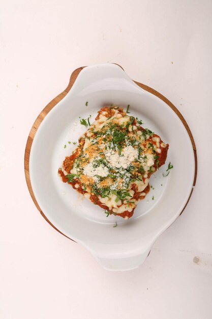 Leckere Eierfrittata mit Käse und Tomaten