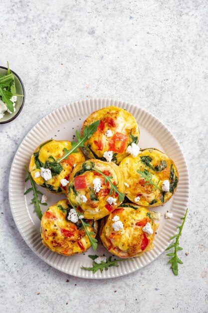 Leckere Eiermuffins mit Käse und Gemüse