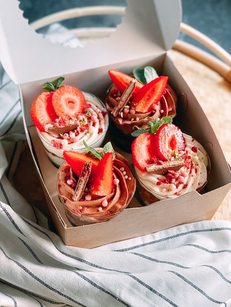 leckere Erdbeerdesserts auf weißen Schachteln und Küchentüchern
