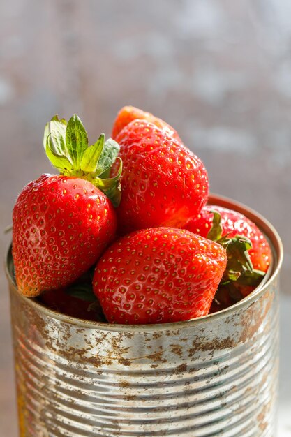 Leckere Erdbeeren auf dem Tisch