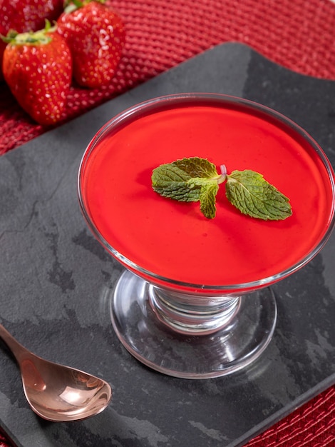 Leckere Erdbeermousse im Glas mit Gelatine obenauf.