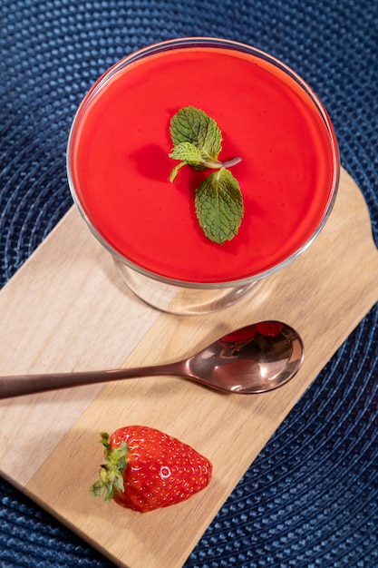 Leckere Erdbeermousse im Glas mit Gelatine obenauf.