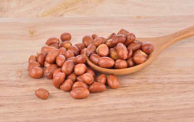 Leckere Erdnüsse auf weißem Hintergrund