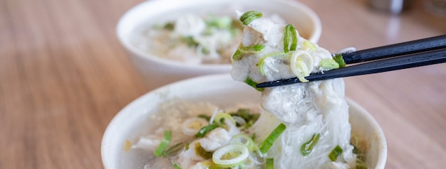 Leckere Fischbällchen-Reisnudeln in dicker Suppe