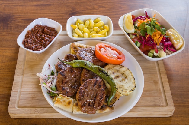 Leckere Fleischbällchen aus der türkischen Küche und Salat