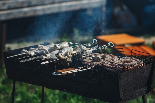 Leckere Fleischgrills im Freien