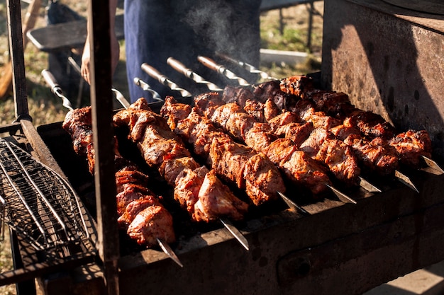 Leckere Fleischspieße auf dem Grill