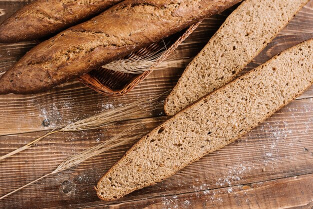 Leckere französische Baguettes auf dem Holzhintergrund. Ansicht von oben