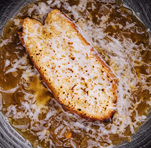 Foto leckere französische zwiebelsuppe in schüssel