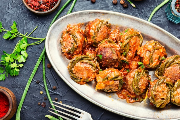 Leckere Frikadellen aus Rinderhackfleisch mit Spargelbohnen.