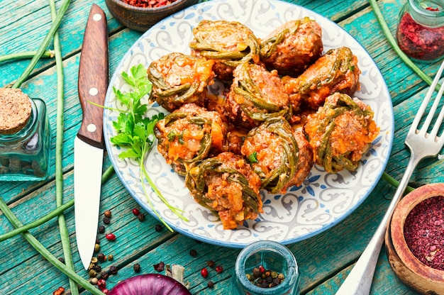 Leckere Frikadellen aus Rinderhackfleisch mit Spargelbohnen.