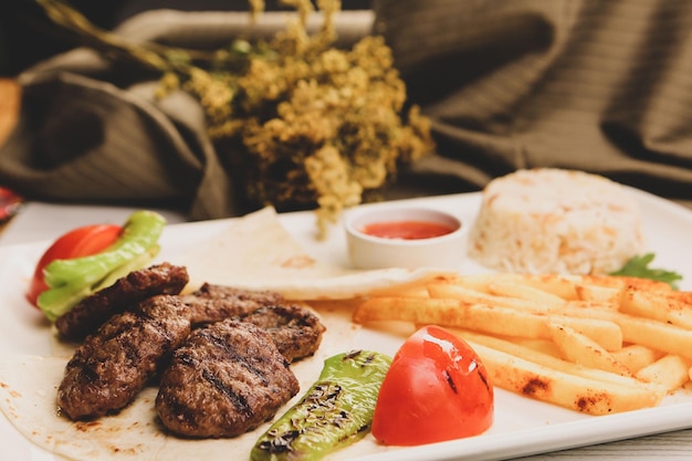 Leckere Frikadellen mit Pommes Frites