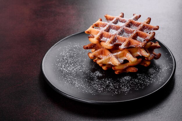 Leckere frisch gebackene belgische Waffeln mit Beeren und Früchten