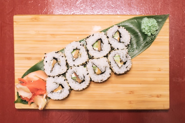 Leckere frische Brötchen mit rotem Fisch Awakad Frischkäse Salat Sesamsamen