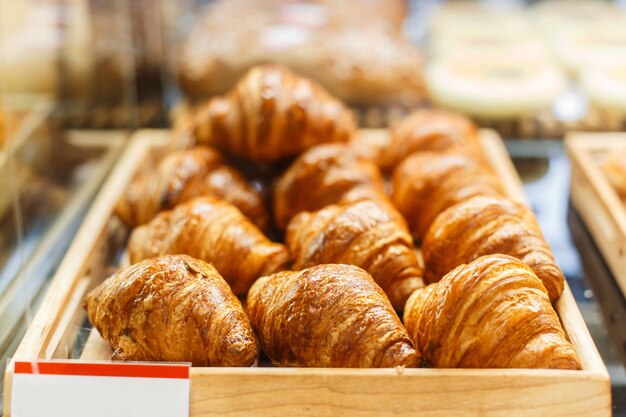 Leckere frische Croissants im Laden