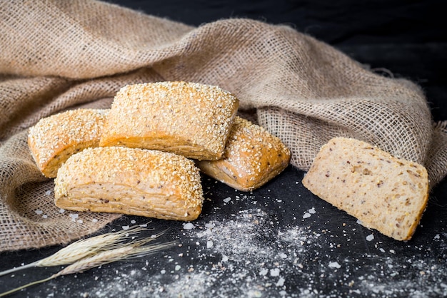 Leckere frische Diätbrötchen auf Holzhintergrund