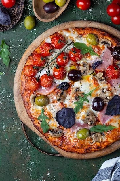 Leckere frische hausgemachte Pizza mit Schinken, Pilzen und Tomaten