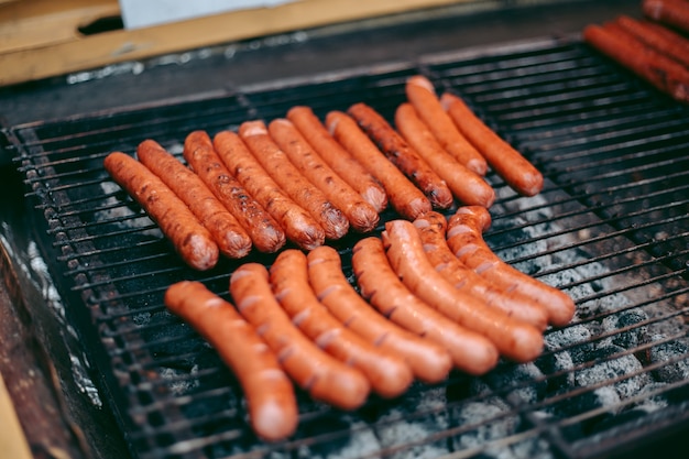 Leckere frische Hot Dogs auf dem Grill