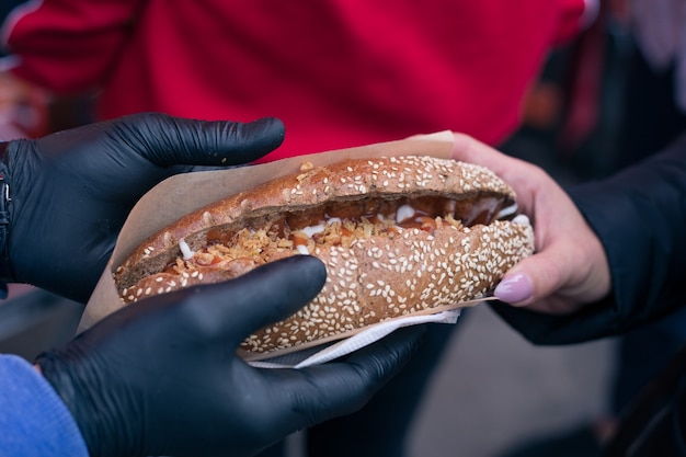 Leckere frische Hot Dogs auf dem Grill