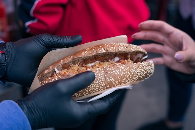 Leckere frische Hot Dogs auf dem Grill