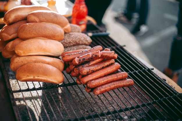 Leckere frische Hot Dogs auf dem Grill