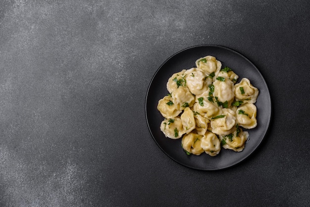 Leckere frische Knödel mit Putenfleisch mit Gewürzen und Kräutern