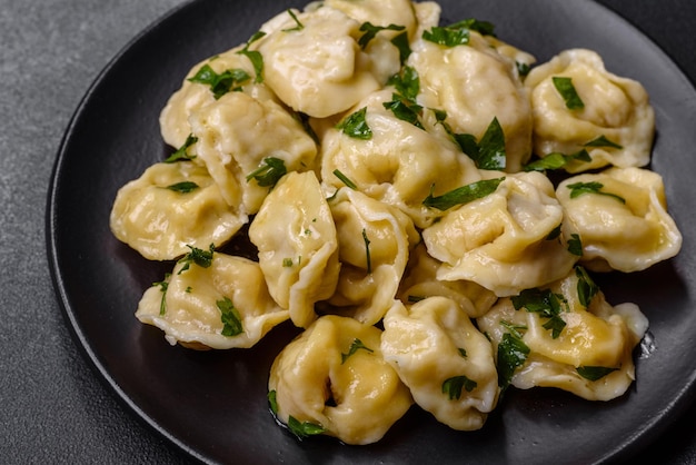 Leckere frische Knödel mit Putenfleisch mit Gewürzen und Kräutern