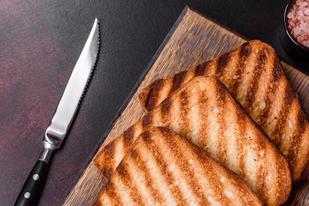 Leckere frische knusprige Brotscheiben in Form von gegrilltem Toast