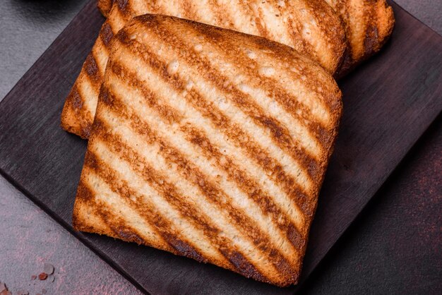 Leckere frische knusprige Brotscheiben in Form von gegrilltem Toast