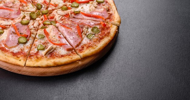 Leckere frische knusprige Pizza aus dem Ofen mit Schinken und bulgarischem Pfeffer. italienische Küche