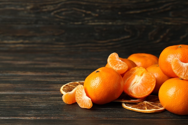 Leckere frische Mandarinen auf rustikalem Holzhintergrund