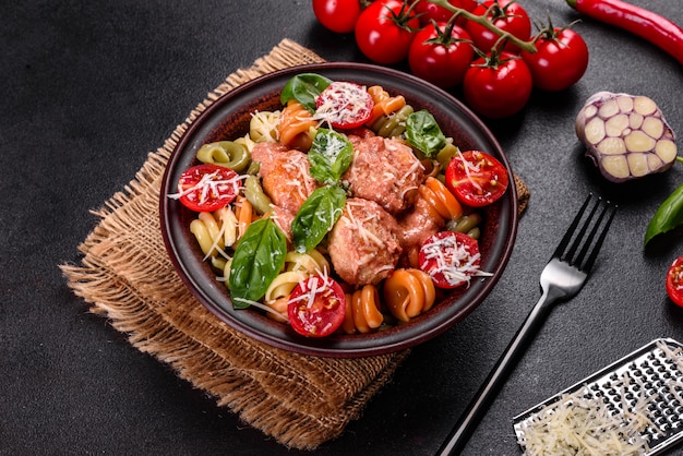 Leckere frische Pasta mit Fleischbällchen, Sauce, Kirschtomaten und Basilikum