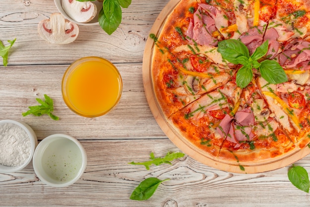 Leckere frische Pizza serviert auf Holztisch