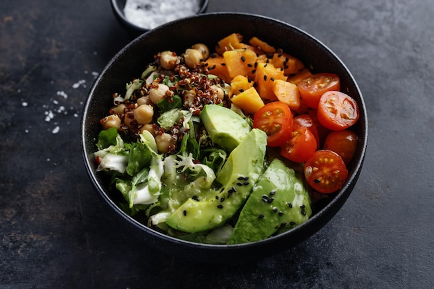 Leckere frische Poke-Schüssel mit Avocado-Quinoa und Gemüse Nahaufnahme