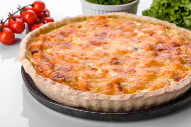 Leckere frische Quiche mit Brokkoli, Lachs und Käse