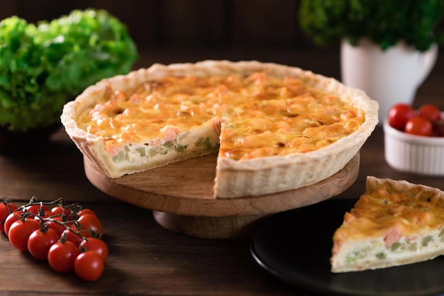 Leckere frische Quiche mit Brokkoli, Lachs und Käse