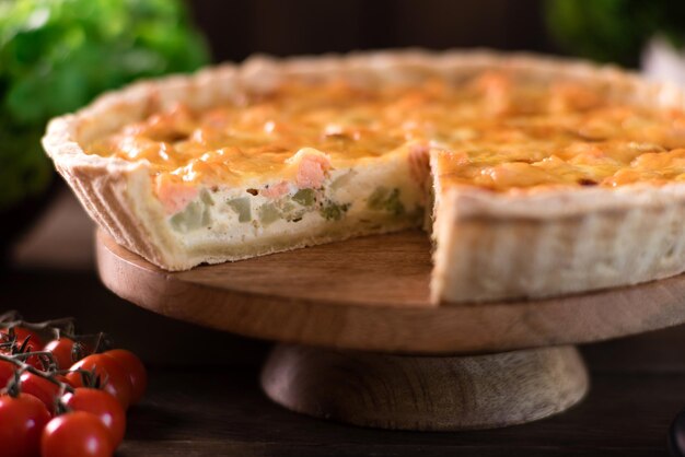 Leckere frische Quiche mit Brokkoli, Lachs und Käse