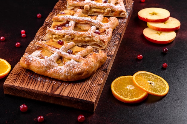 Leckere frische Torte mit Apfel, Birnen und Beeren gebacken. Frisches Gebäck zum leckeren Frühstück