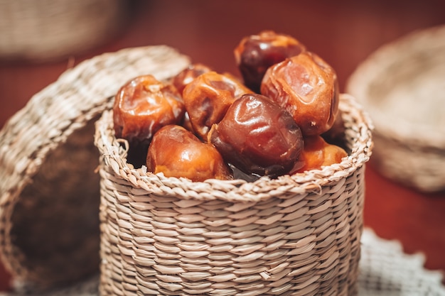 Leckere frische und süße Sukkari Datteln