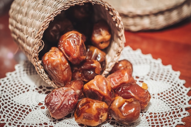 Leckere frische und süße Sukkari Datteln