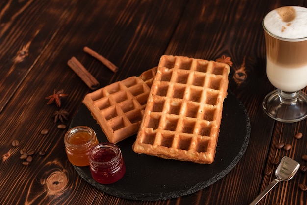 Leckere frische Wiener Waffeln, Marmelade und Kaffee