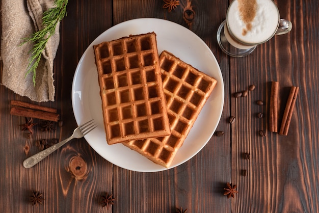 Leckere frische Wiener Waffeln, Marmelade und Kaffee