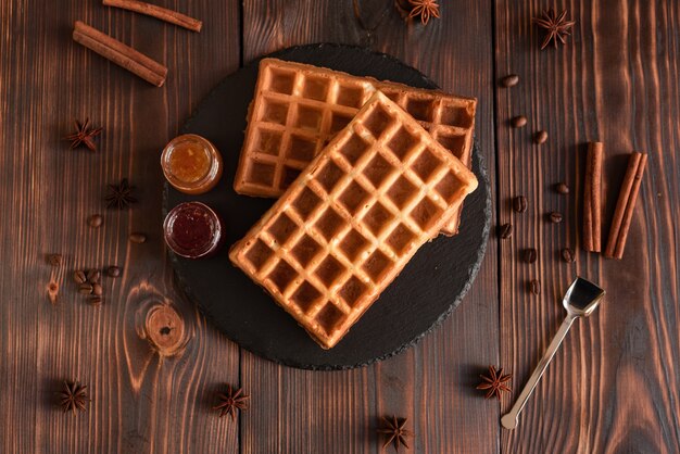 Leckere frische Wiener Waffeln und Marmelade