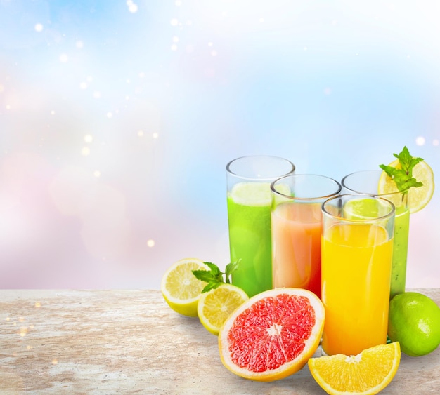 Leckere Früchte und Saft mit Vitaminen im Hintergrund